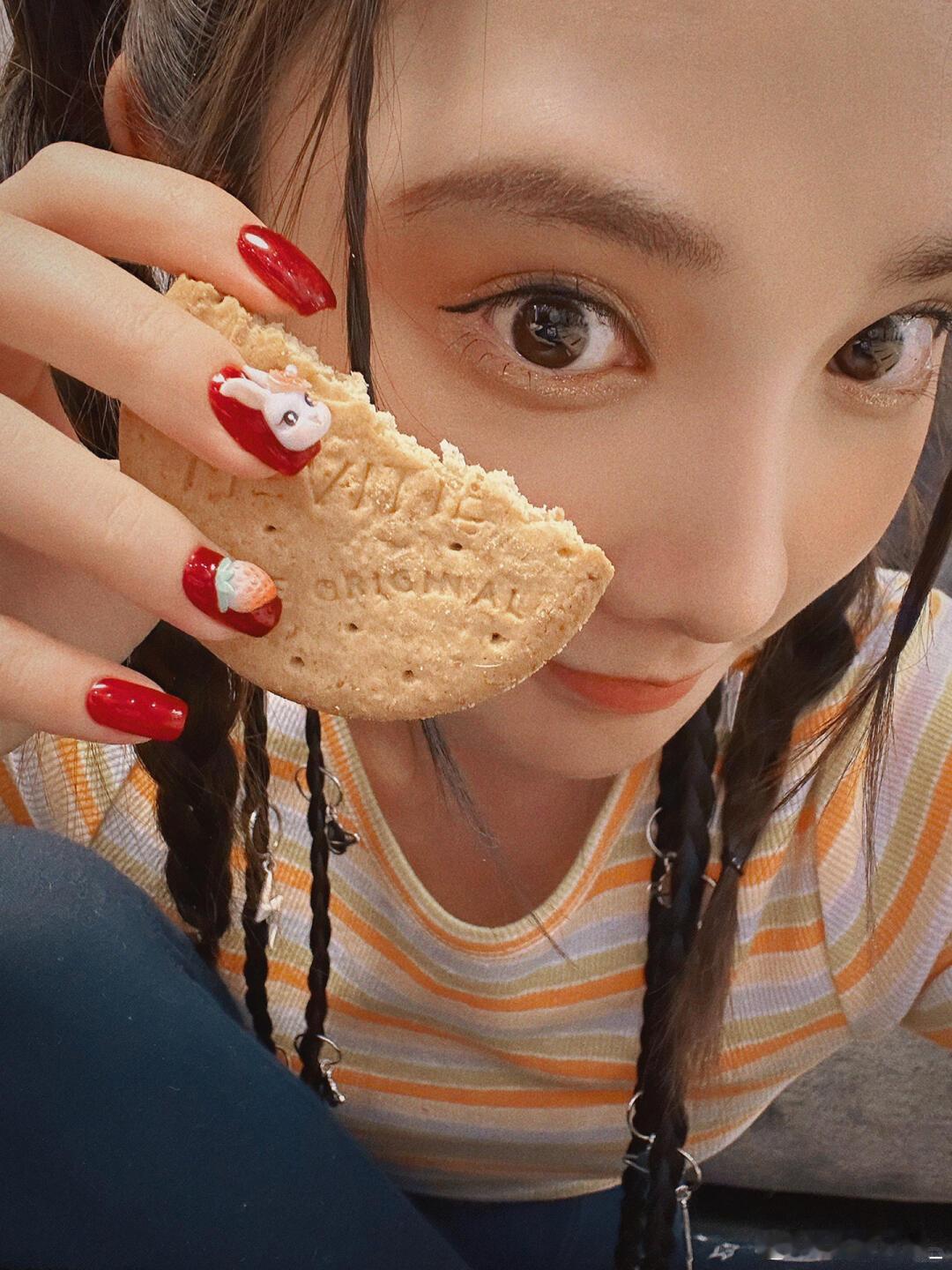 彭小苒换美甲了告别专属紫调，解锁彩虹美甲✨ 姐的指尖一整个甜度超标，可爱和吸睛全