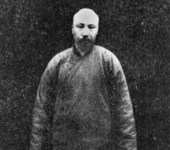 [微风]1927年，李大钊被刽子手绞刑架。随着一声“起”，李大钊被吊在了空中，可