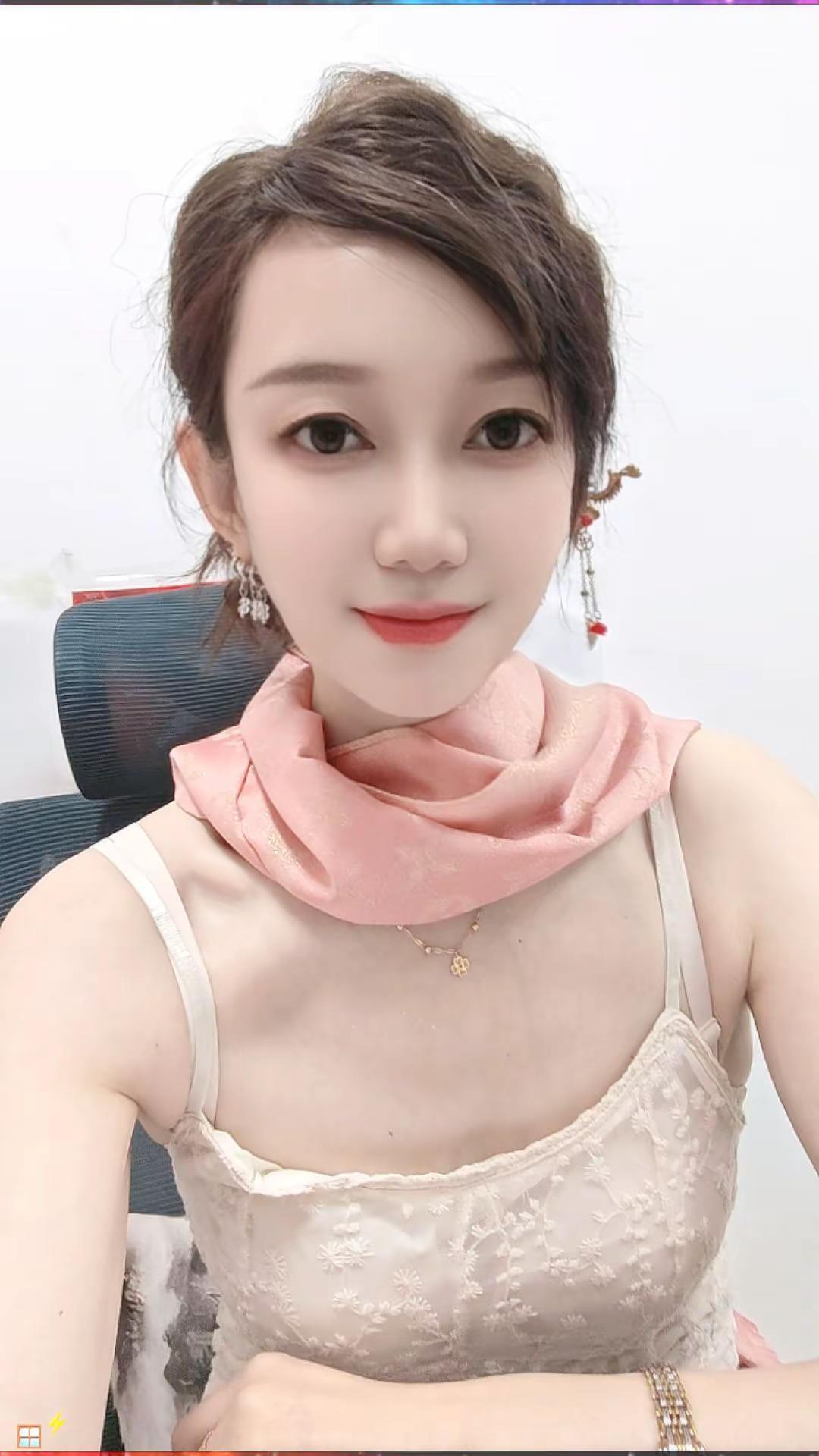 美颜已经美的自己不认识自己了，哈哈哈。长路漫漫，要行缓，要心安，万事不会总如愿，