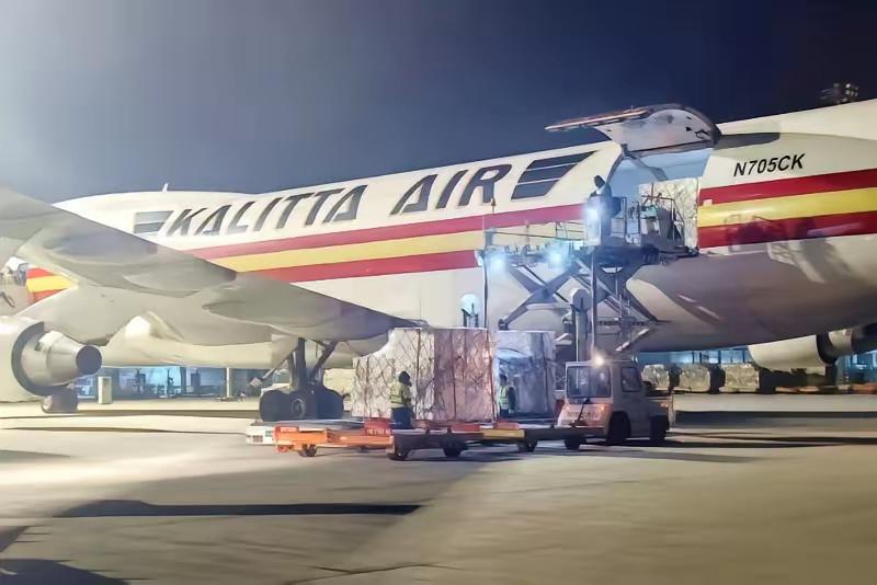 舱门一开，竟是83.7吨鲜活波士顿龙虾，整架飞机全是“硬菜”！

​​从纽约跨洋