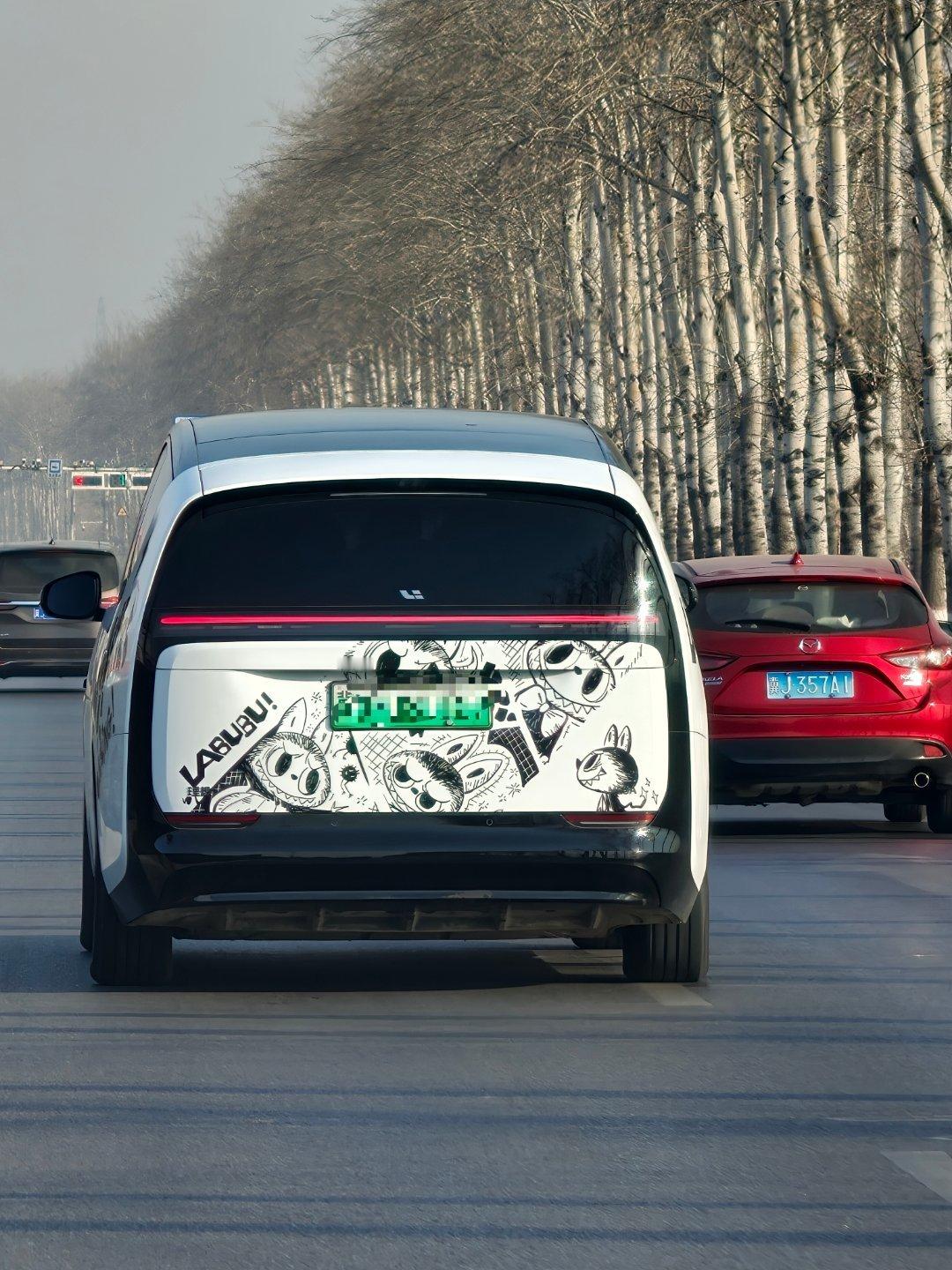 看得出来，这位理想MEGA车主很喜欢Labubu 