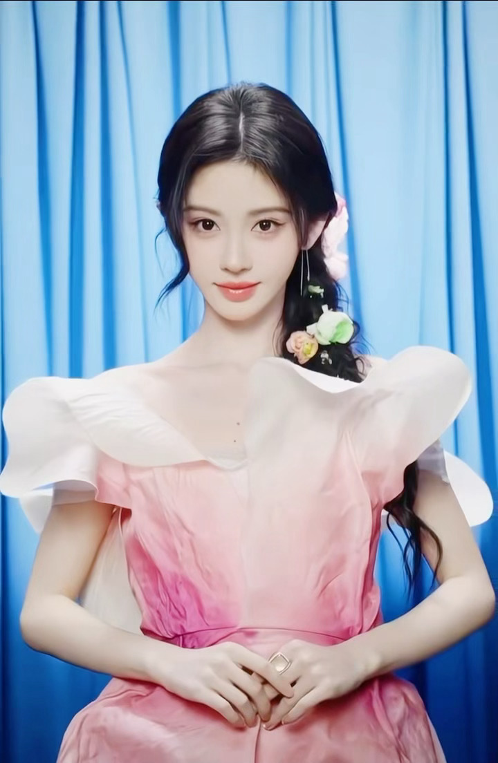 B站跨年晚会期待可爱的花仙子鞠婧祎，据说被她魔法棒指到的人，愿望可以成真哦！