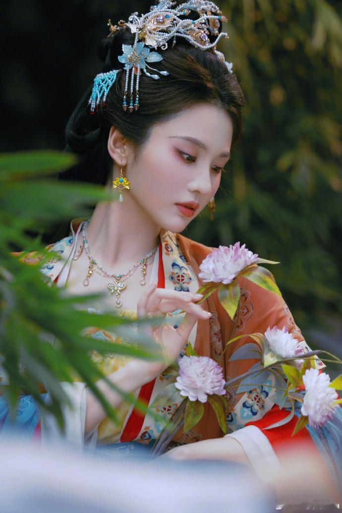 张慧雯女儿国国王即视感张慧雯神女降临端庄华贵的古风造型太出彩，温婉大气，既有女王