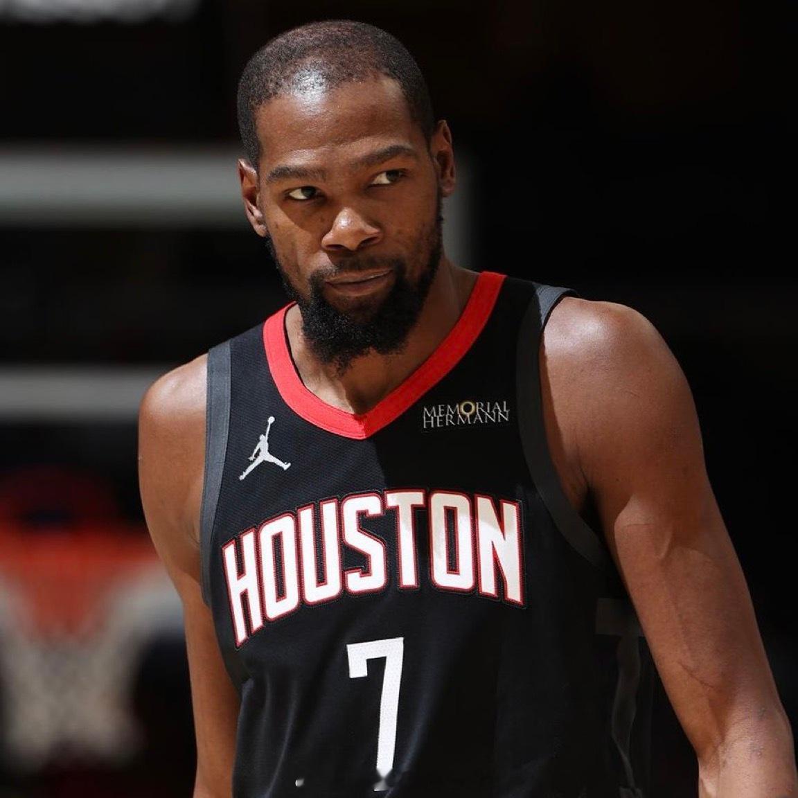 凯文·杜兰特左脚踝扭伤，对阵湖人队第三场比赛的出战情况存疑。😬杜兰特一直饱受膝