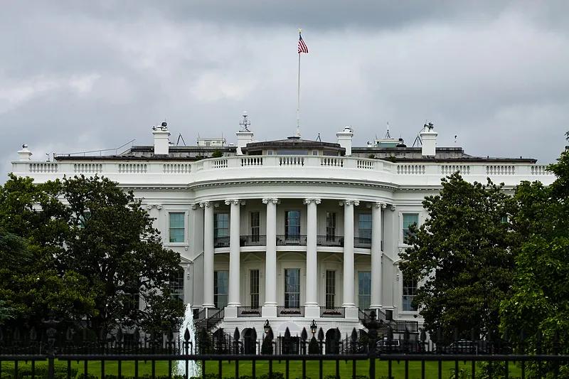 美国两党在移民问题上的分歧深刻且全面，核心在于政策目标、执行手段乃至国家身份认同