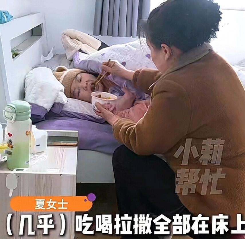 河南郑州，婆婆伺候因为保胎卧床的儿媳尽心尽力，可把儿媳感动坏了。

儿媳和儿子结