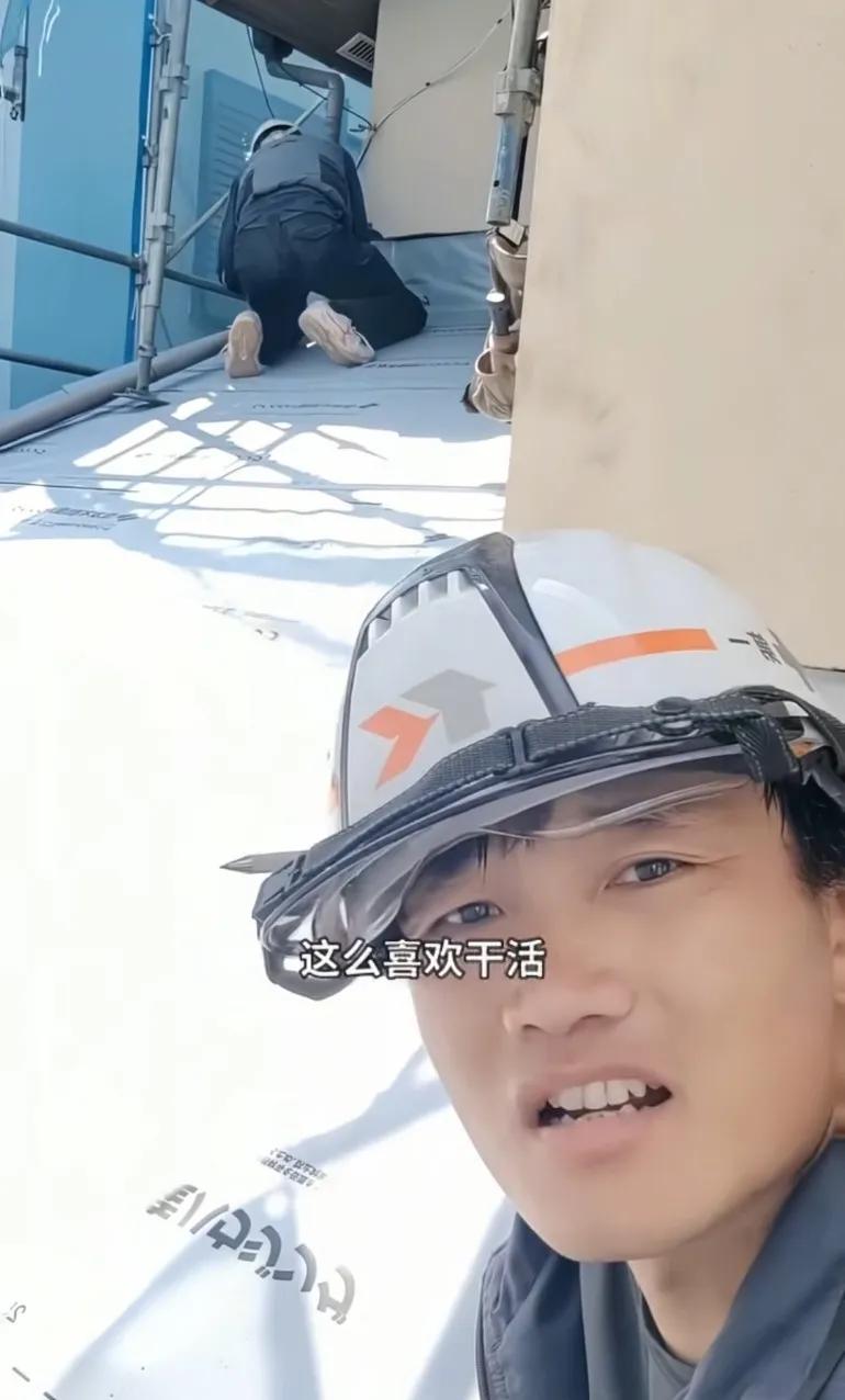 日本搬砖的小伙子，讲日本工作时间人性化，高空作业40分钟叫下来休息补水
最厉害的