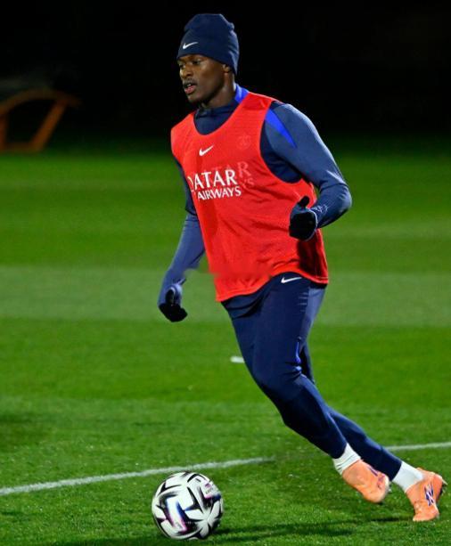 据法国《队报》报道，巴黎圣日耳曼后卫努诺·门德斯已经在周四恢复了训练，大巴黎的伤