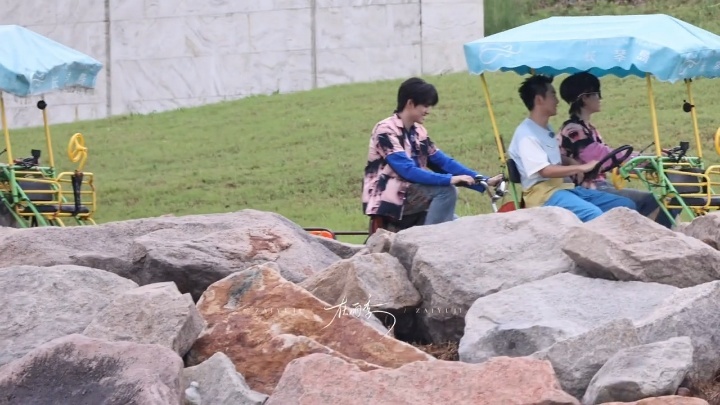苏新皓social到郑恺了郑恺苏新皓骑双人自行车一路向海的少年 看苏新皓和郑恺骑