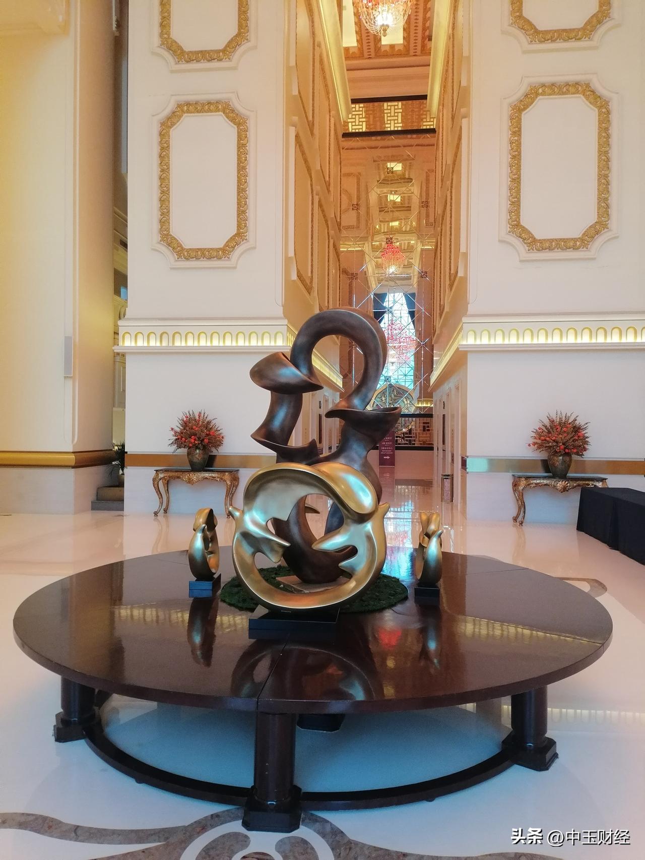 集卡领红包这个雕塑大家看出来是什么寓意了吗？