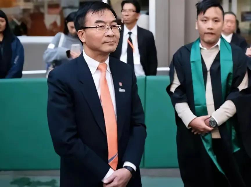 香港一学校毕业典礼上奏国歌，两名毕业生不仅不唱国歌，还一直坐着拒绝肃立，校长陈卓