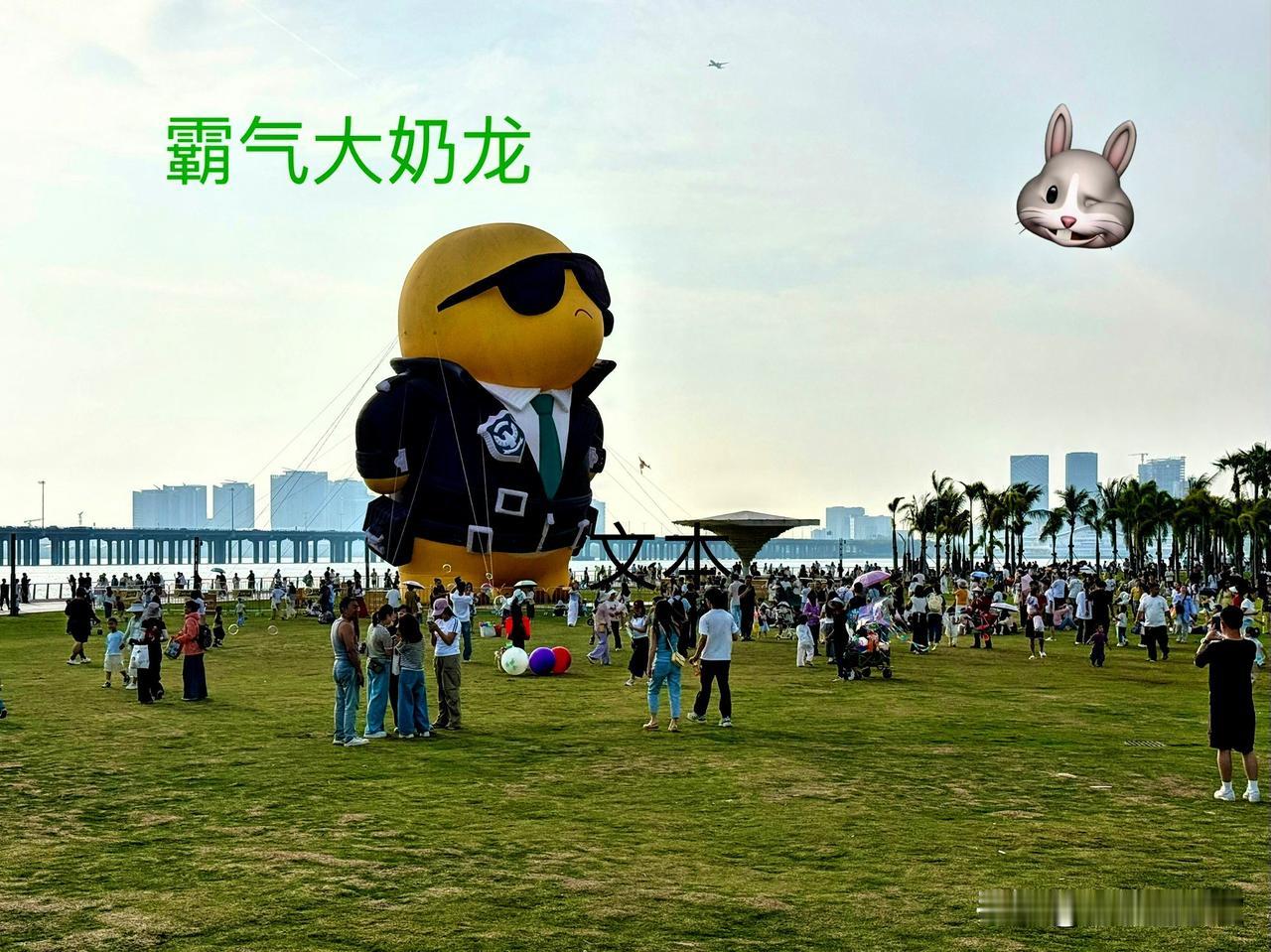 深圳前海湾来了个霸气大奶龙！2026年20米高的巨型奶龙正式登陆前海石公园桂湾段