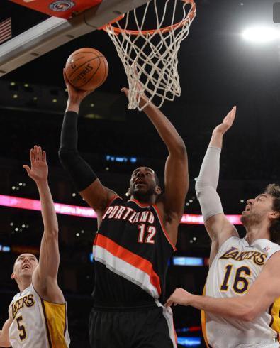 【替补发威湖人负憾开拓者】12月3日，湖人108-114不敌开拓者。前三节比赛中