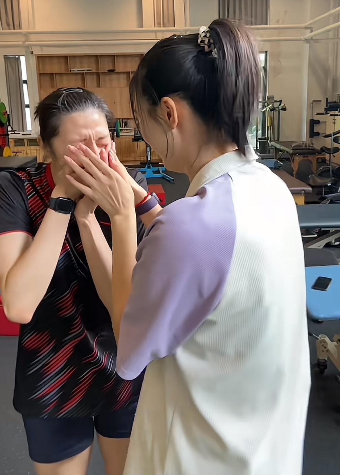 张常宁、吴梦洁开心演绎《落泪》手势舞，这次吴梦洁被“打”得真的要落泪了。

7月