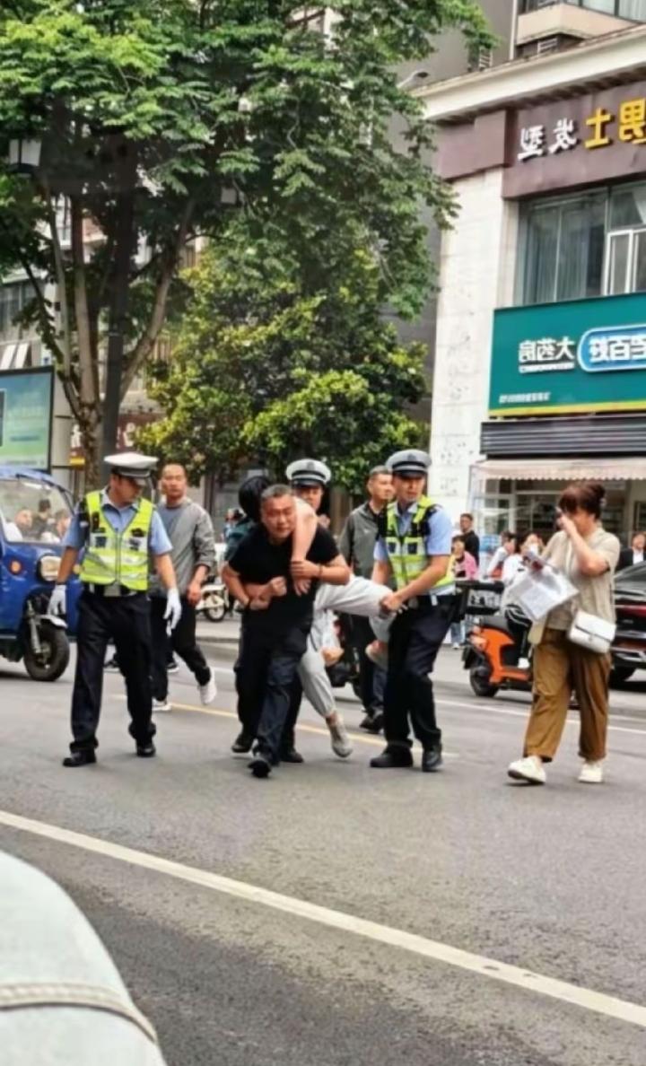 太心疼了！高考考生紧张到走不动路，被抬着进考场

今天是高考首日，一名考生因考前