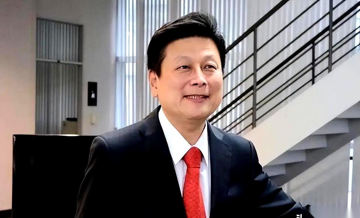 马英九那种温良恭俭让的“体面人”，最看不上的，就是傅崐萁这种人。
真的。
你品品