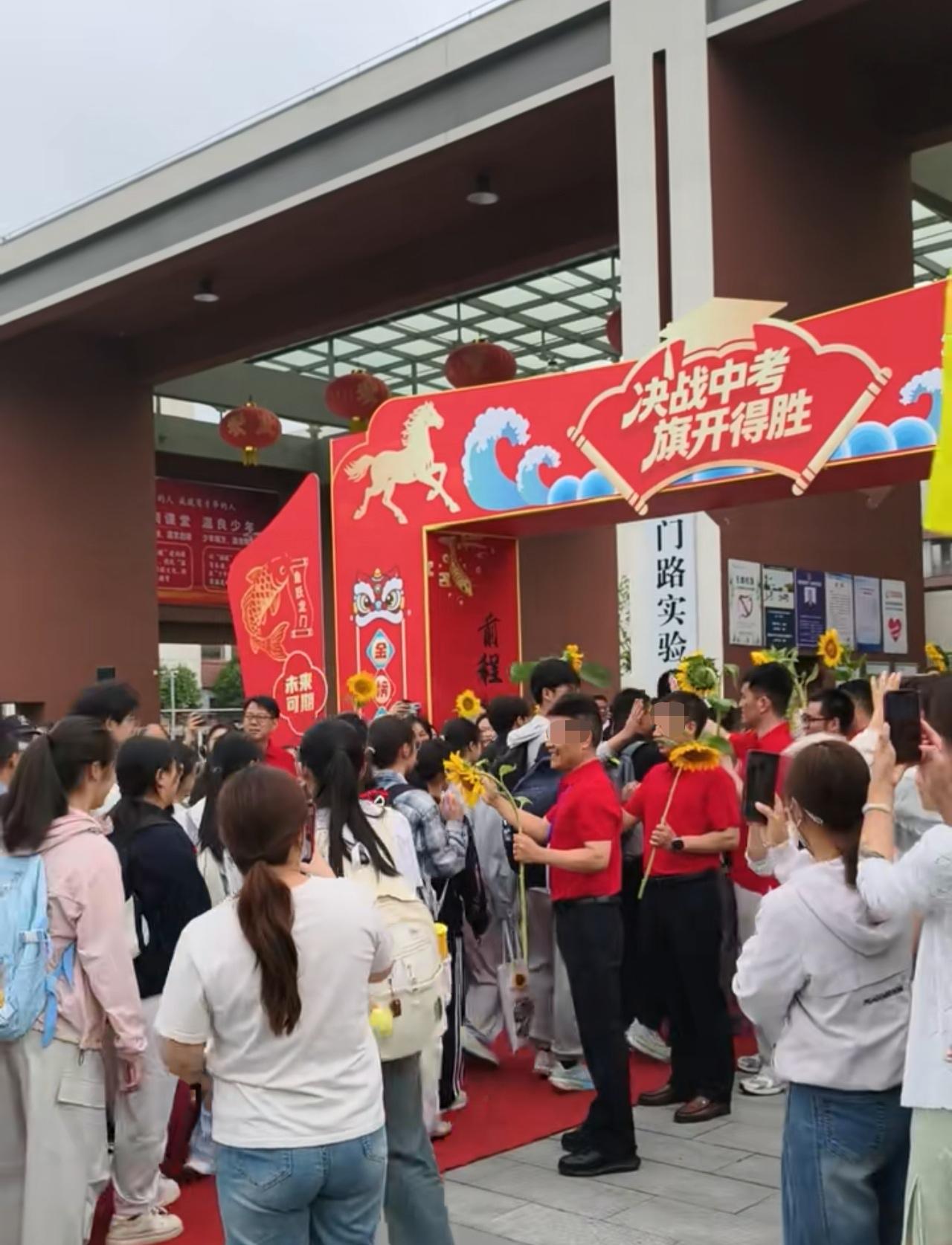 高招结束是中招，最近忙坏了家长们！
相比于前几年，男性家长穿旗袍站那儿显眼的不多