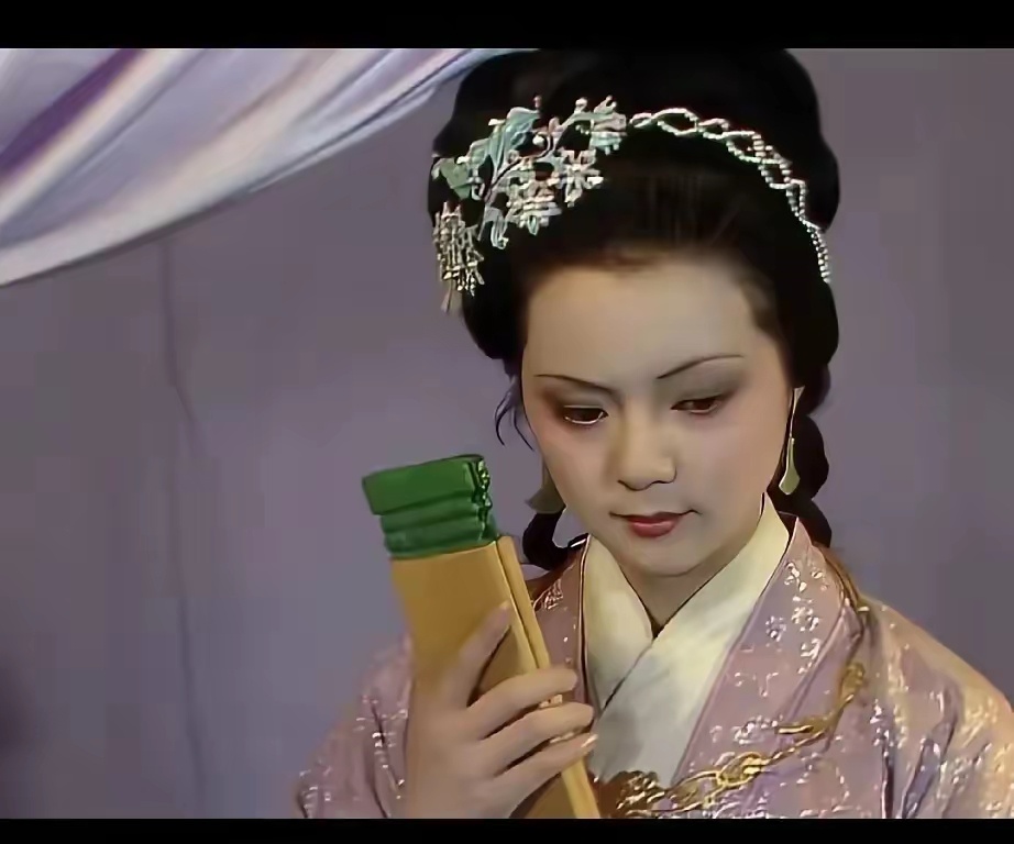 这是薛宝钗拿到荣国府的令牌在沉思，王夫人夺了凤姐的管家权交给了她。很快宝玉进来了