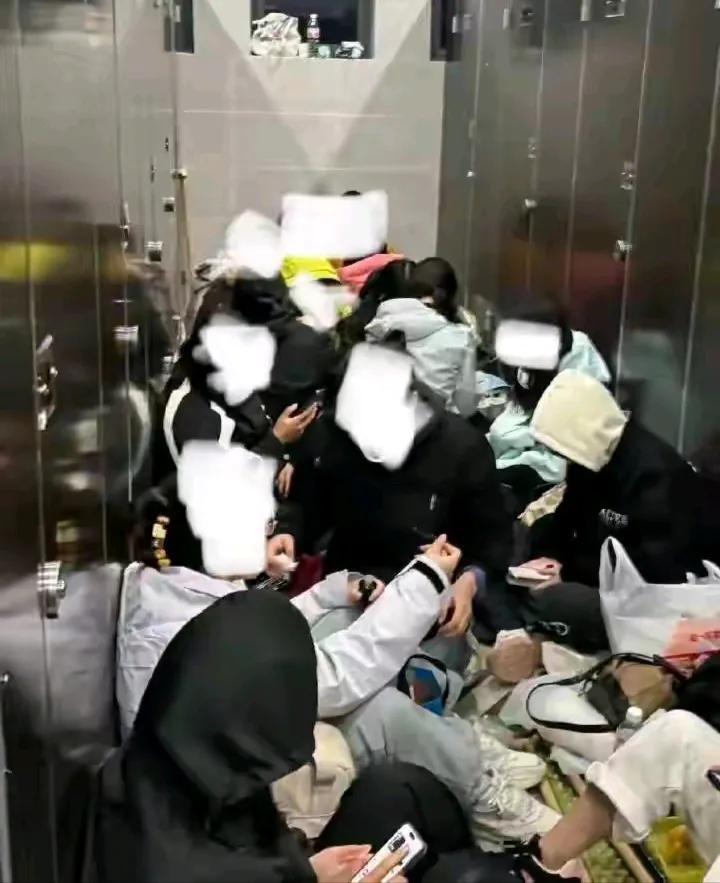 “没苦硬吃，惹不起！”黄山，一些游客不知道是因为没订到酒店，还是酒店涨价过高，竟