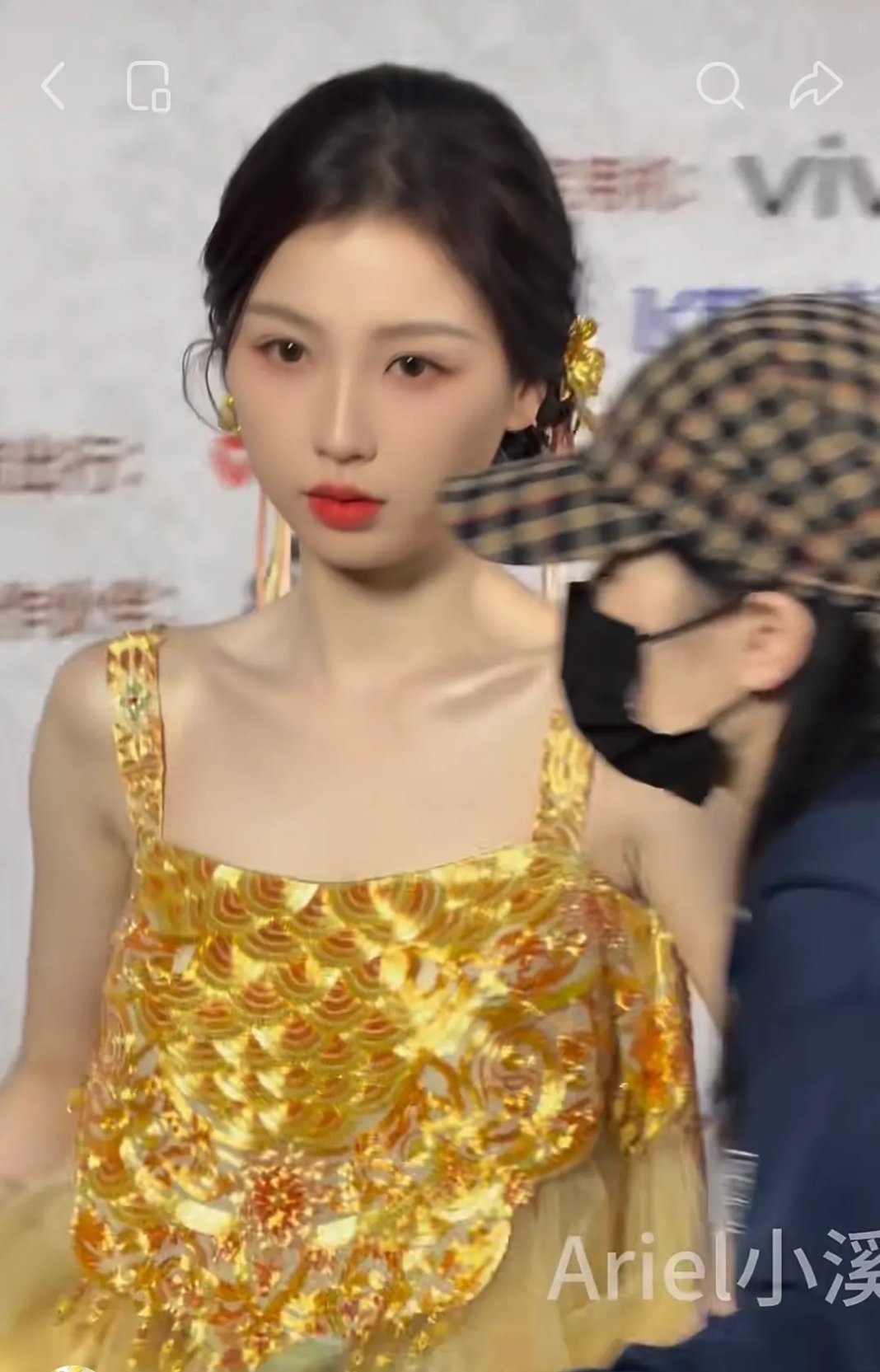 偶遇虞书欣，近距离看颜值真的很能打，这才是她真实的美貌状态。 