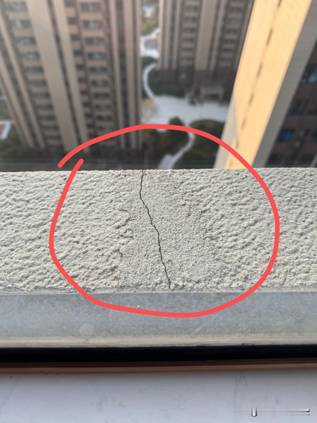 窗户外墙交房的时候就开裂什么原因？
有没有懂这个的大神能帮忙看看，这房子搬家就发