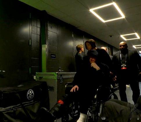 迪文岑佐穿着保护靴，坐轮椅离开了球馆NBA迪温琴佐无对抗受伤森林狼半场折损两员大