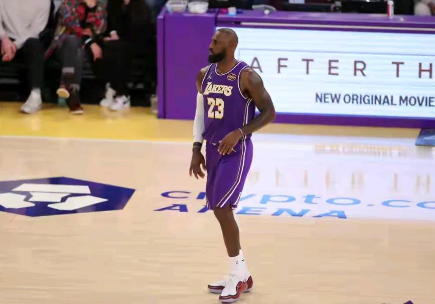 湖媒Lakers Daily:最差詹姆斯！不是不给机会，是现在的詹姆斯是得球也无