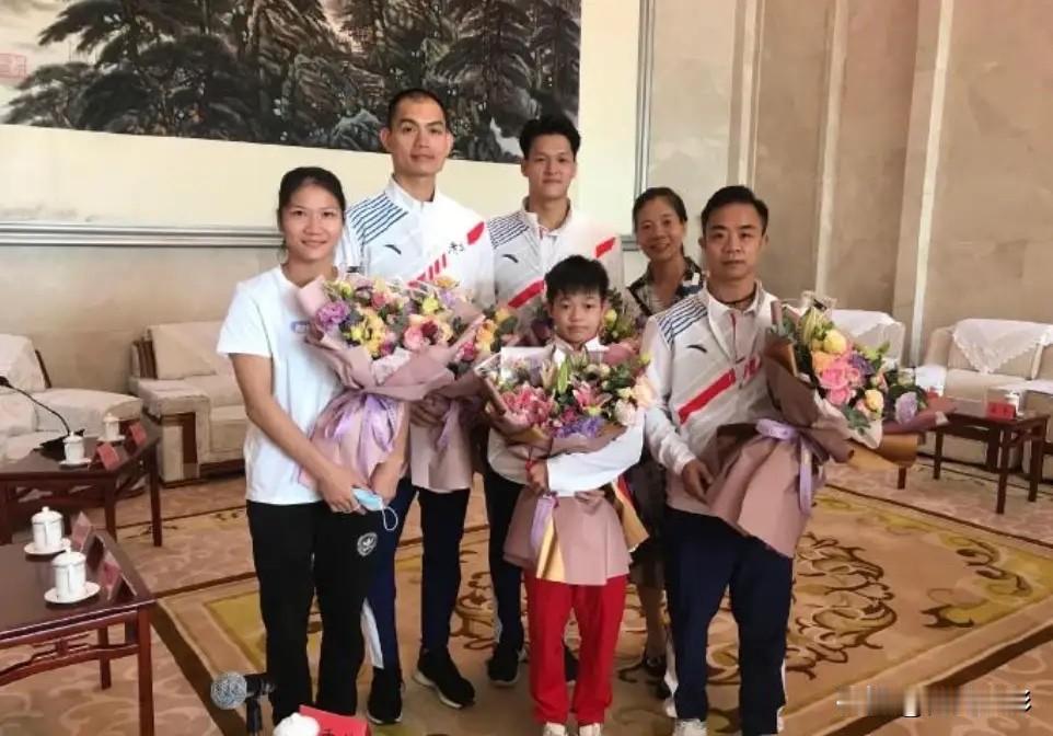 全红婵14岁到18岁的转变。

14岁时侯的她，身高还不到一米五，一脸稚嫩，还是