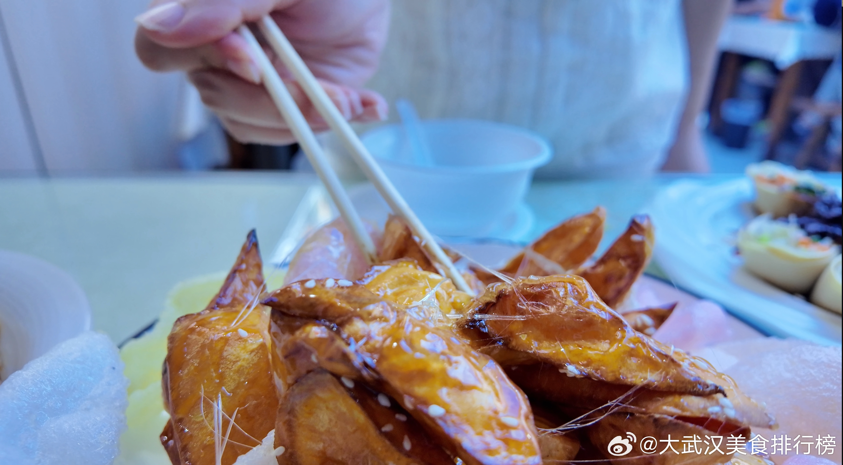 湖经小吃街美食测评 说起武汉最热闹的高校小吃街，很多人首推财大，而在伯仲之间的就
