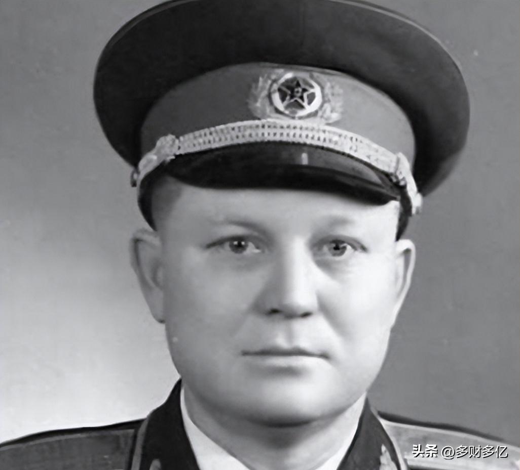 1991年苏联解体，昔日叛逃至苏联的开国少将马尔果夫借助外交途径提出想要回国，面