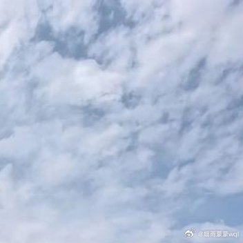 田埂边的风带着泥土的清香，绿油油的禾苗在阳光下轻轻摇晃。田间地头，麦浪随风起伏，