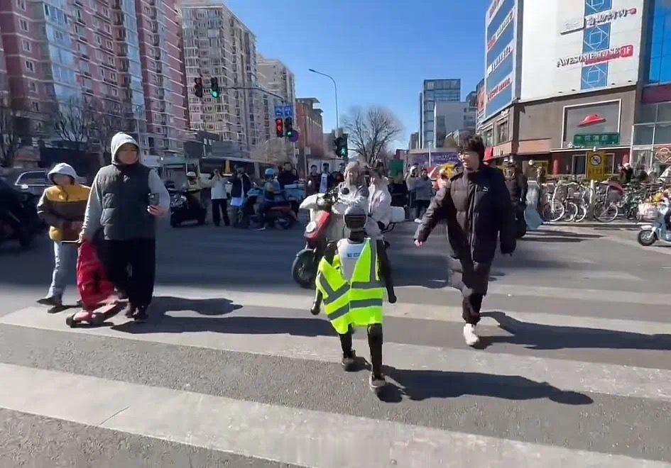 北京五道口出现了疑似“机器人交警”不过据媒体消息，警方已经辟谣，是机器人公司自己