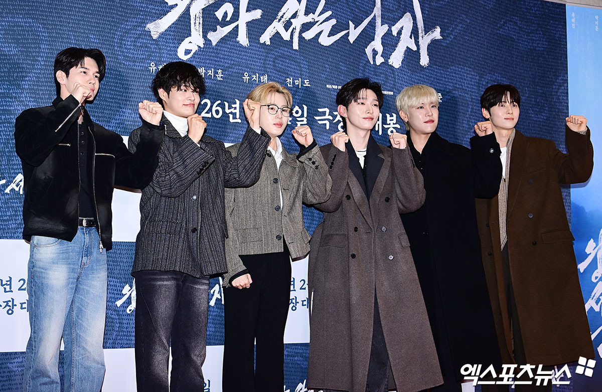 今天为了应援朴志训新电影时隔7年合体出席官方活动的WANNAONE成员们