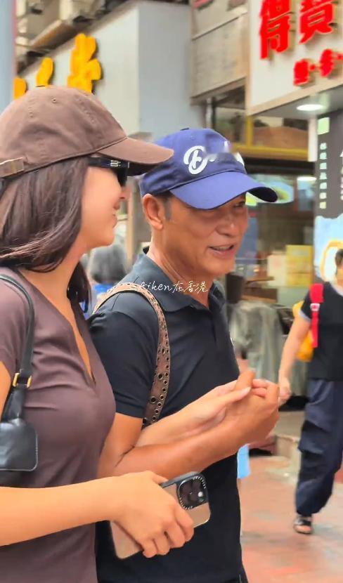 任达华街头搂女儿被骂越界，成年父女到底该保持多远距离，别让网友的道德审判毁了真实