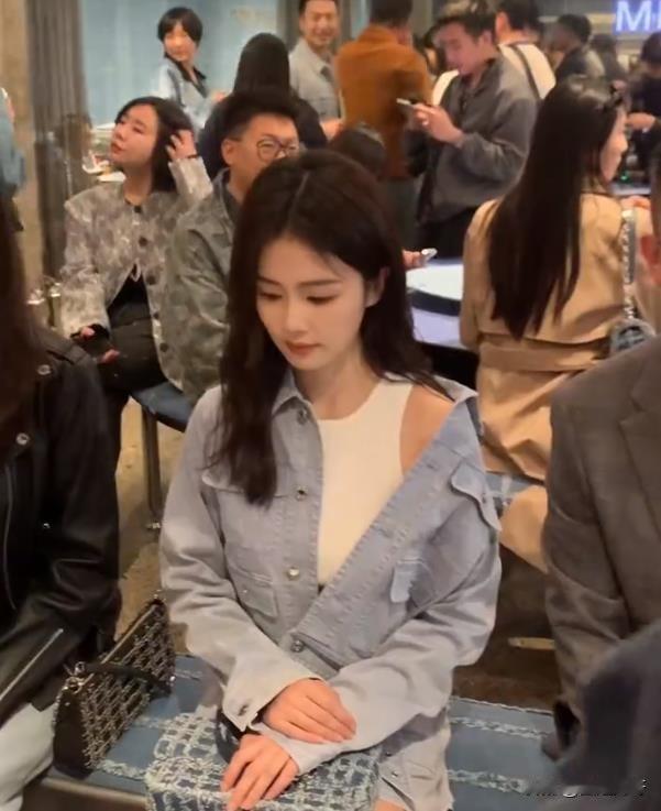 路人用手机拍的白鹿，不明白，都长这样了，还一直有人说她普。我要是能普成她一半漂亮