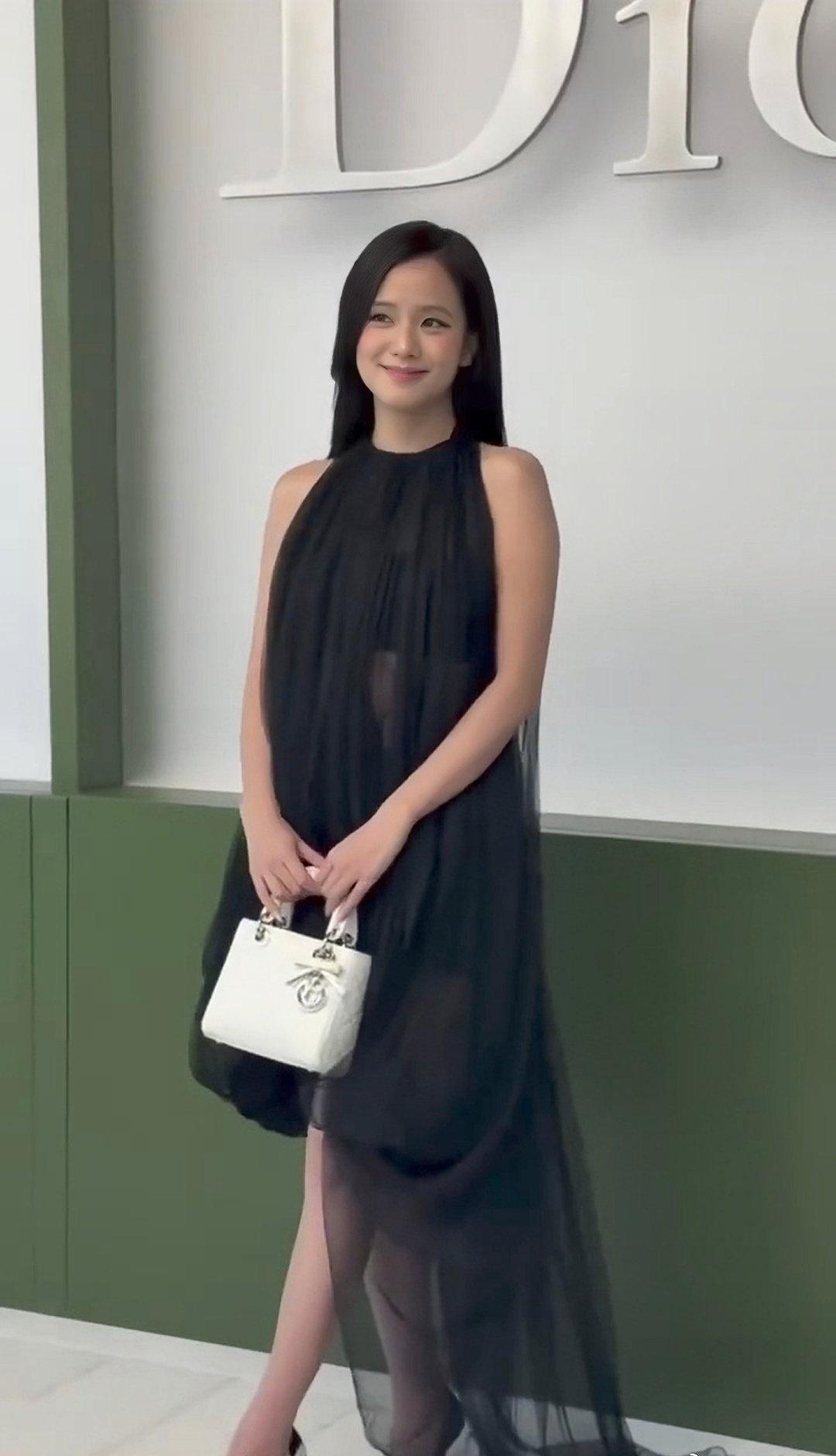 迪奥公主kimjisoo
金智秀举手投足间都是迪奥公主的矜贵气质，这颜值和状态真