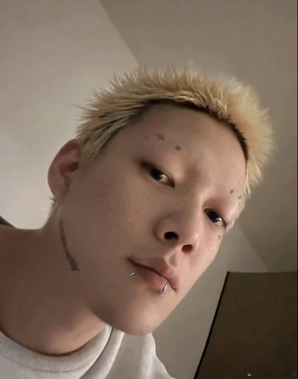 为啥他一剃眉毛就特别潮特别有文化不土了，不蠢了不村了一种马上要去演蛇舌当半永久日