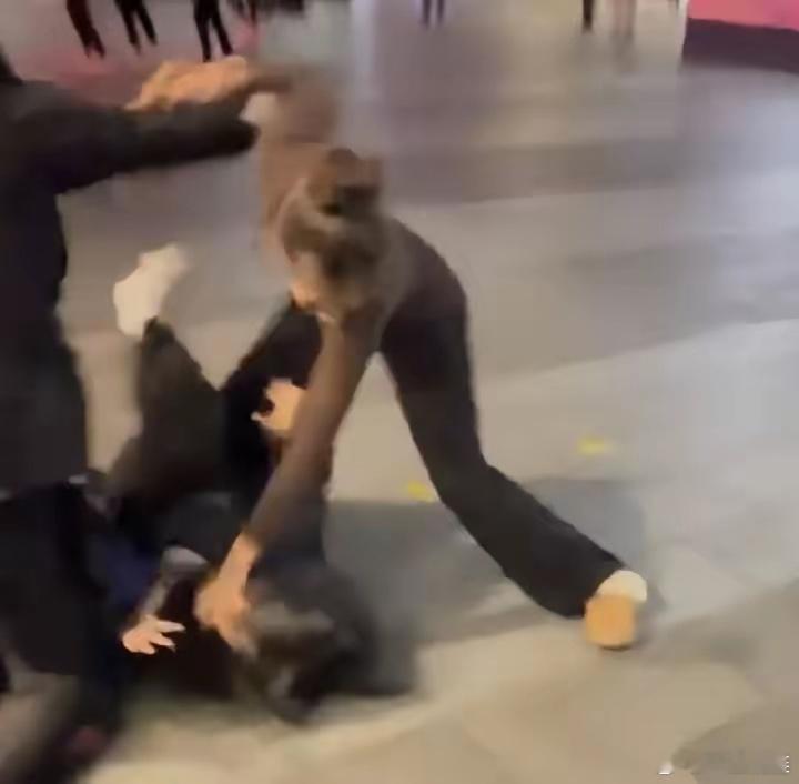 中国留学女生在澳大利亚被打成重伤，居然没人批评澳大利亚破坏营商环境？没人骂澳大利