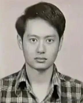 李安父亲始终不支持李安拍电影，李安年轻时他就要求李安将来要当老师，即使是后来李安