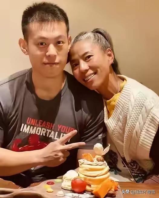 33岁上海独生子恋上51岁白发阿姨，同居9年不婚不育，现状打脸所有人！
上海小伙