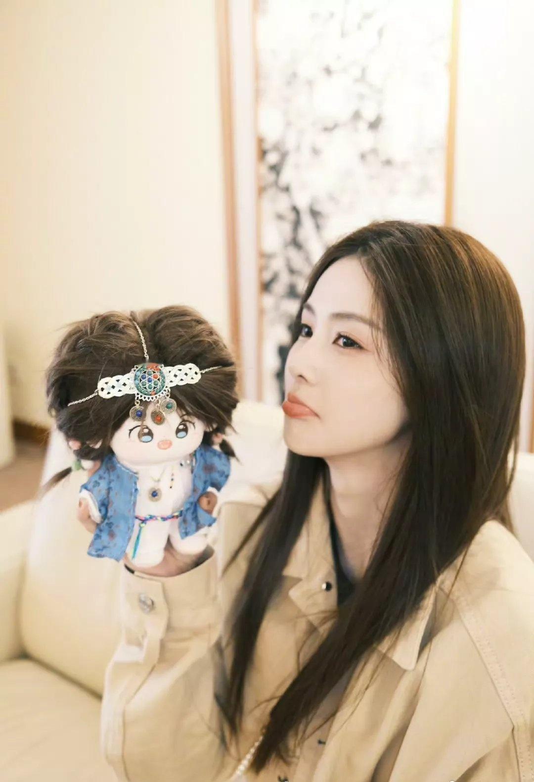 白鹿超话白鹿 小舅妈变小妹妹白鹿让我研究研究这个阶梯 

I love you 