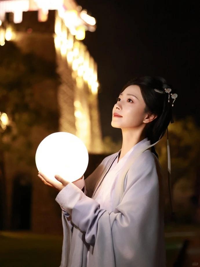 网友推荐李清照选角要说内娱谁可以演好李清照，万茜绝对是我心中的最佳人选之一当她穿