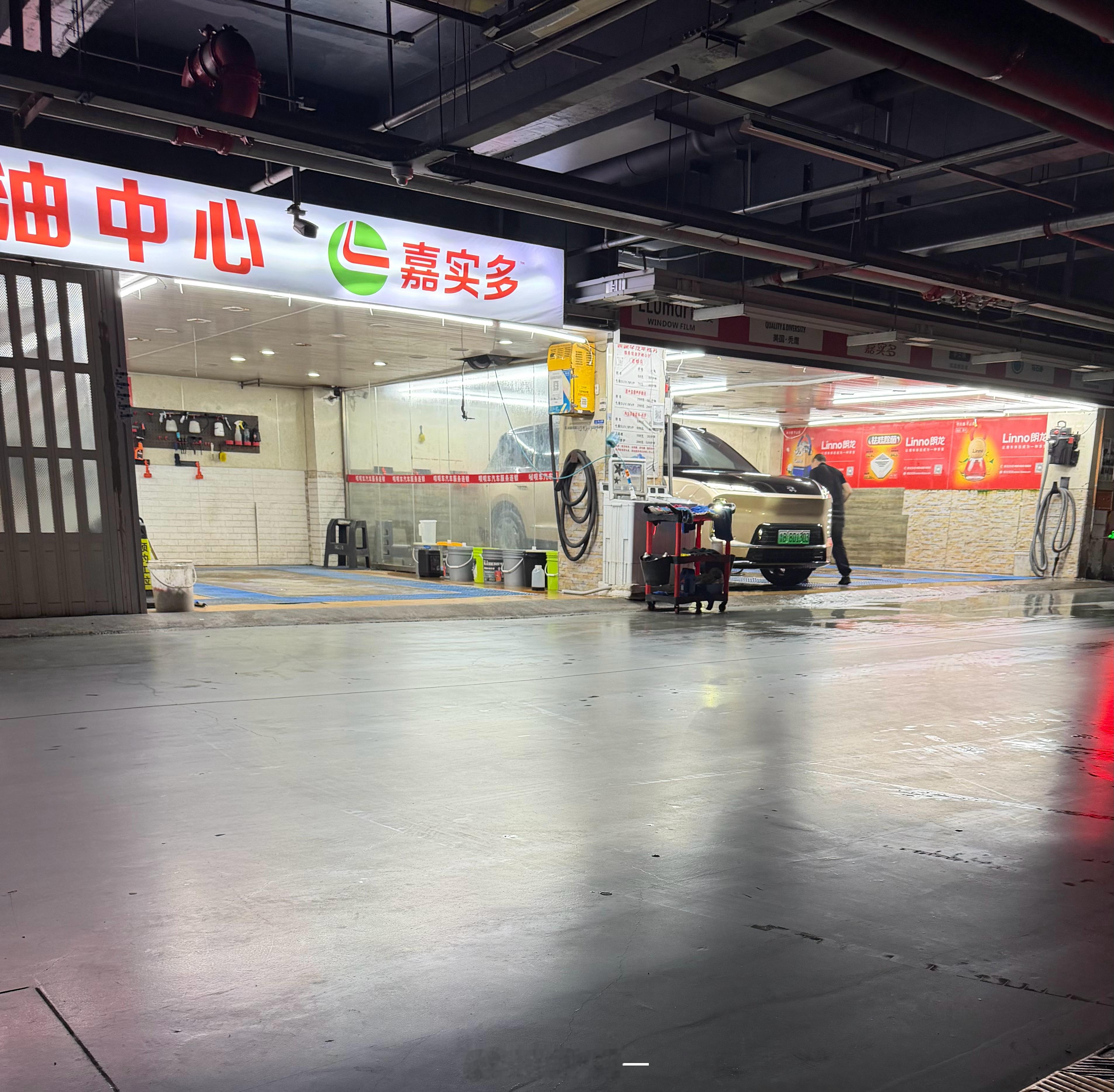 现在洗车店生意太不好做了，大周末就我一个顾客在洗。这已经是我今天上午洗的第三辆车