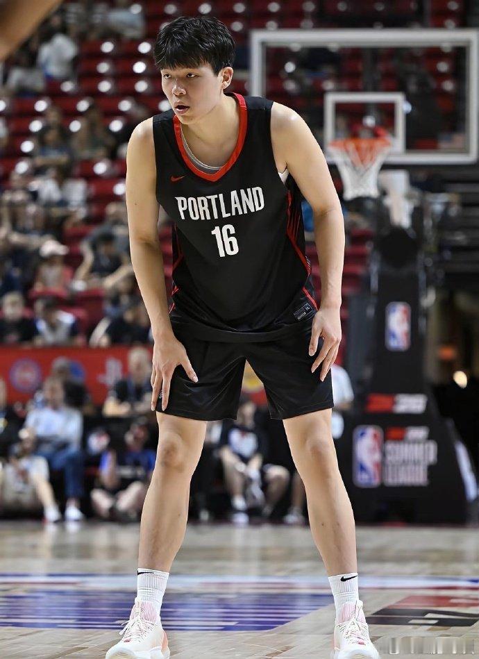 赢球归赢球，现实却很残酷！球队宁愿用边缘球员填垃圾时间，也没给杨瀚森机会，频繁的