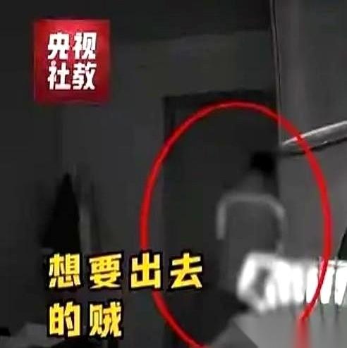 三楼窗外，万丈深渊！屋里，陌生人死死拽着门把手，可门外，户主王某已经抄起了刀。他