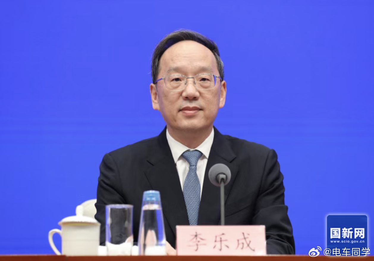 「记者提问，行业的发展离不开有效的行业治理，请问工信部在推动行业治理现代化方面有