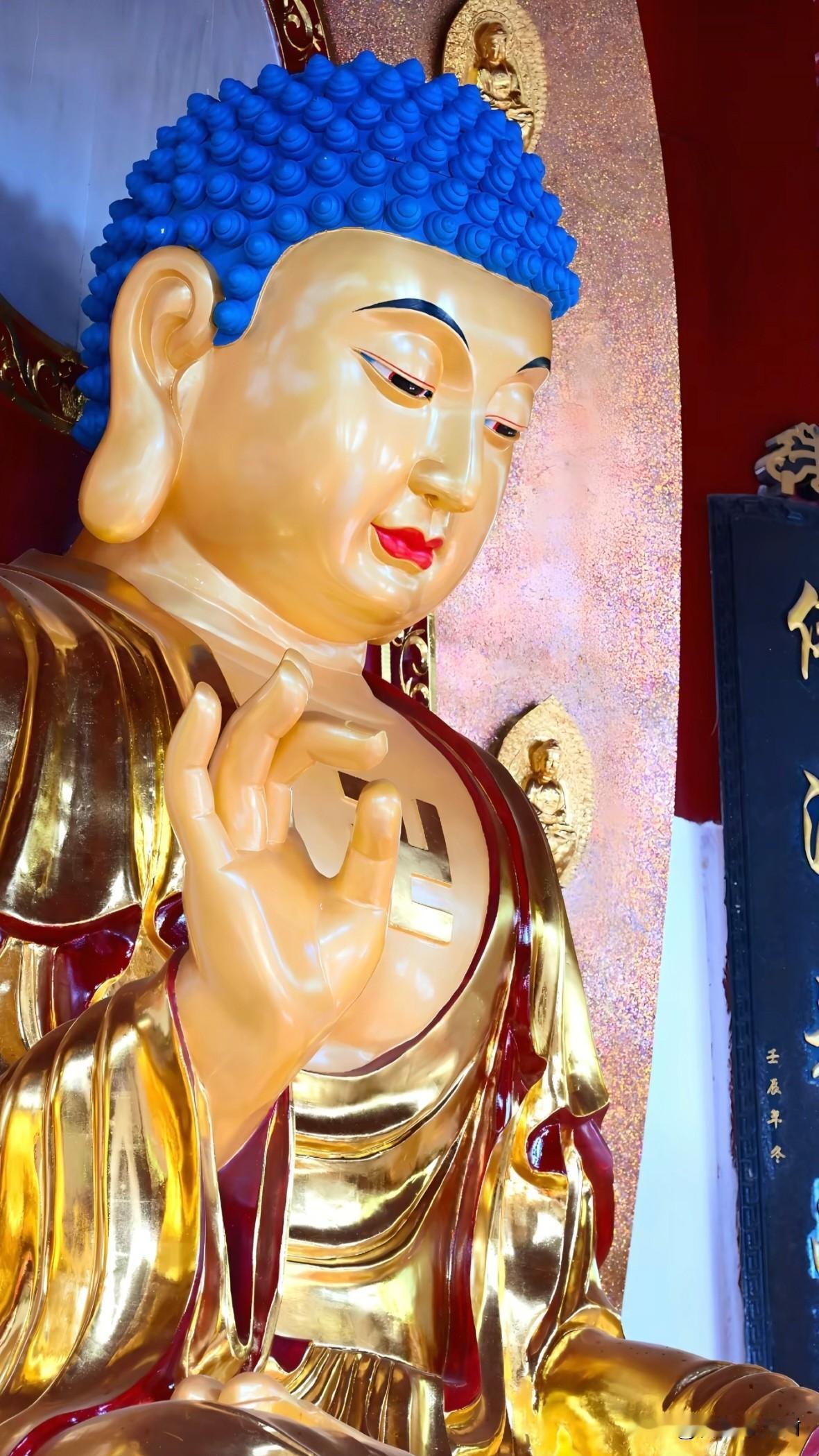 去白马寺拜佛，无意间看懂了一尊佛像的秘密。
 
世人总爱跪在佛前，求财运、求姻缘