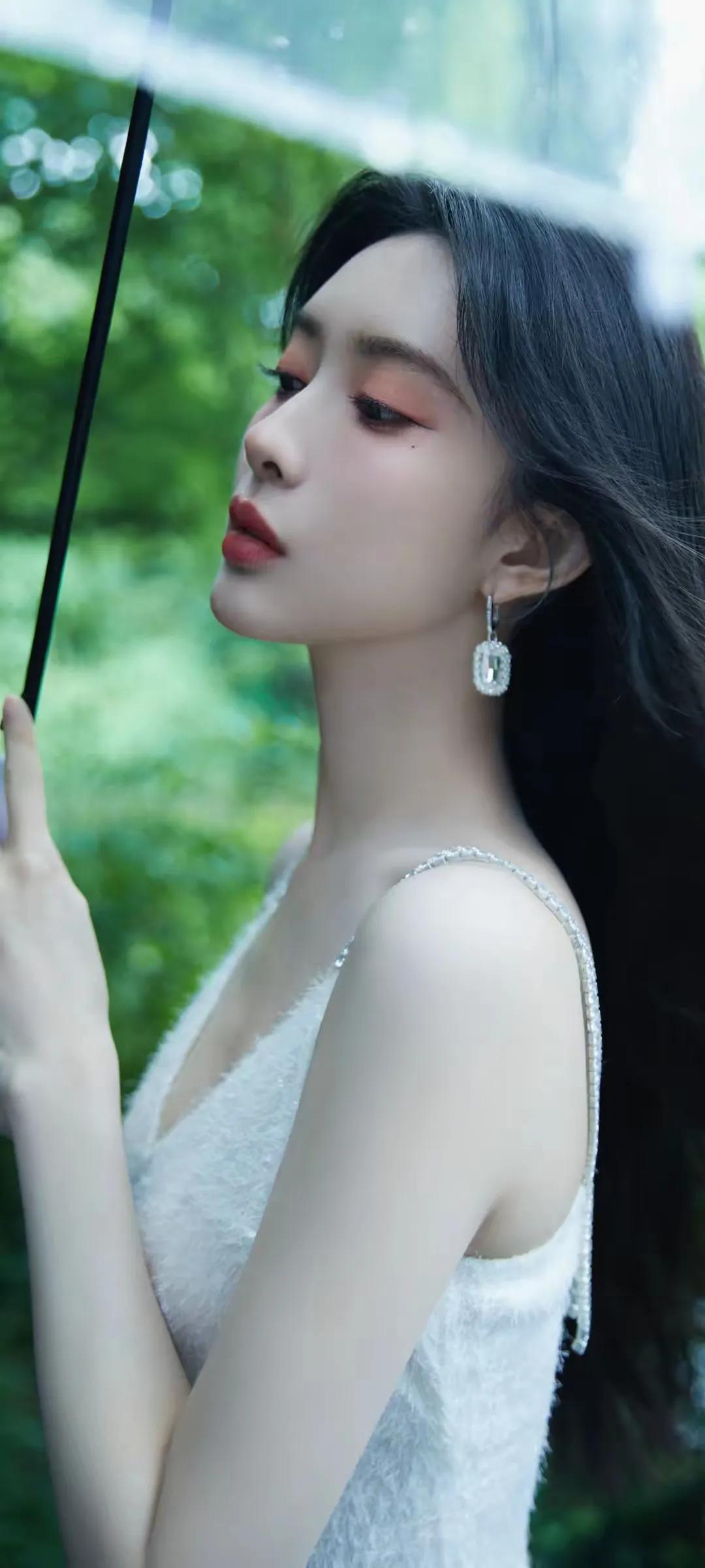 朋友们，不知道你们有没有发现？孟子义和蔡文静侧面看，不管是气质和发型上，真的很像