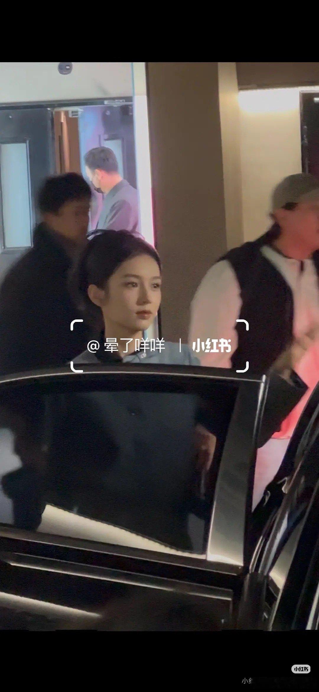 这么漂亮的脸出现在活动现场！周也快两个月首次出来活动来看看状态如何？ 