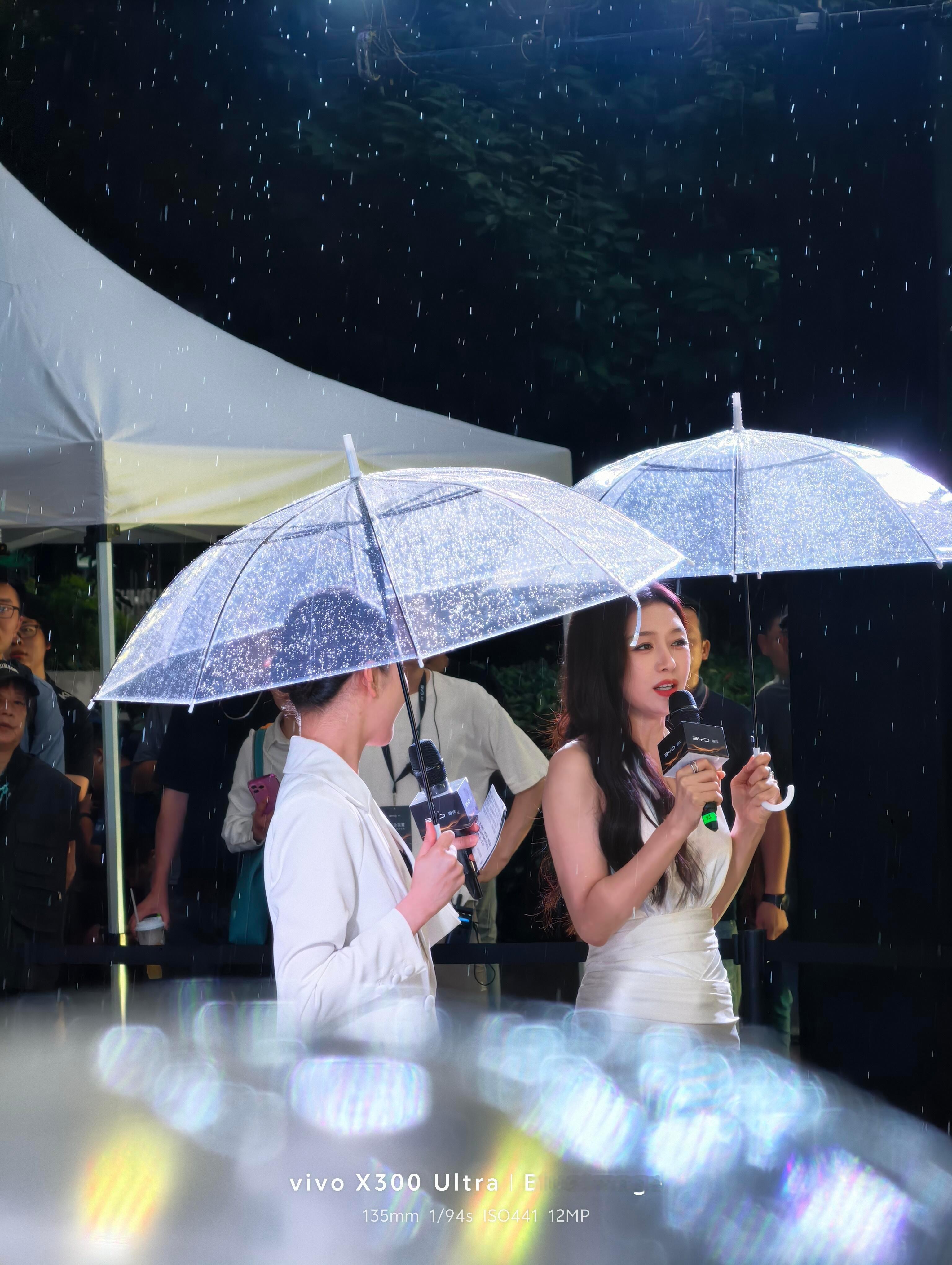 秦岚撑伞氛围感秦岚雨中撑伞好美雨幕里的秦岚真的惊艳十足，一身白色缎面挂脖长裙，柔